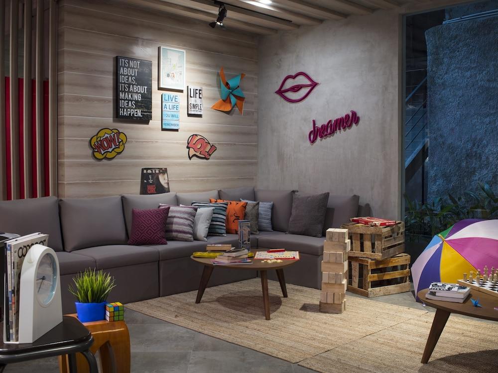 Moxy Bandung Hotell Exteriör bild