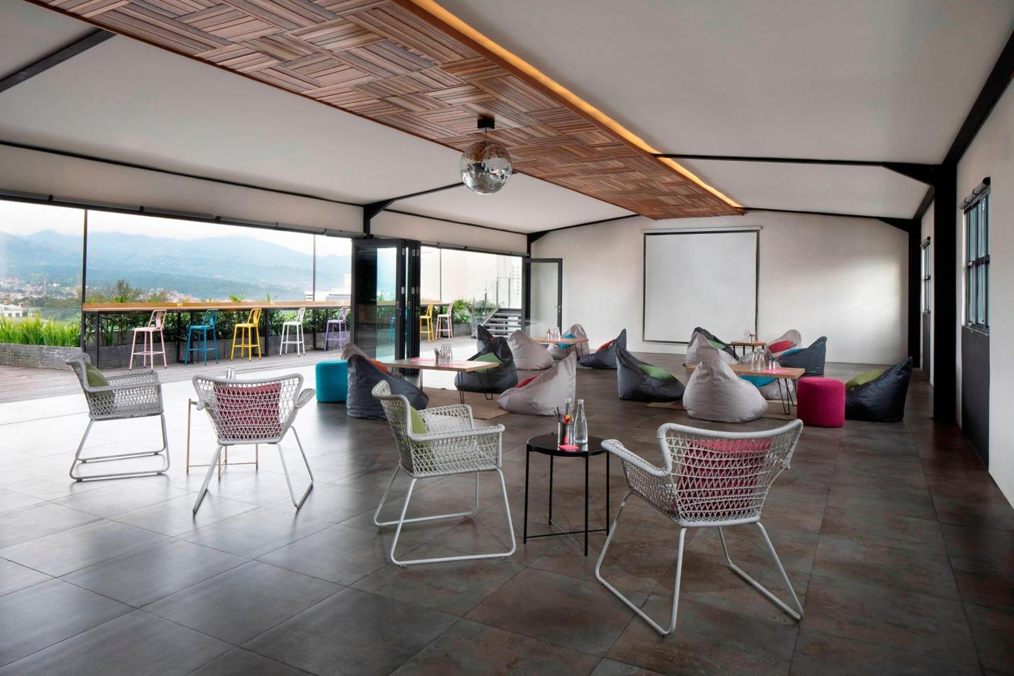 Moxy Bandung Hotell Exteriör bild